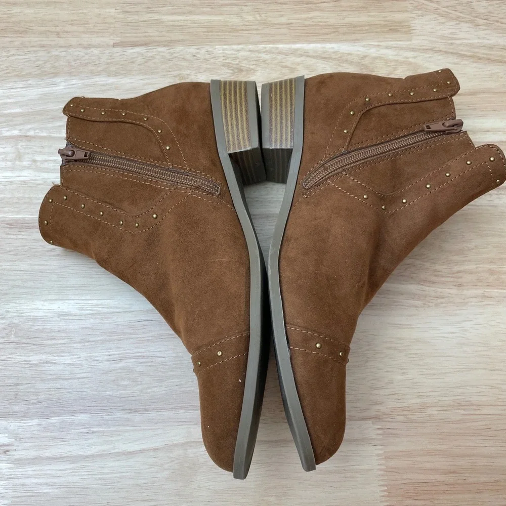 Liz Claiborne Ankle Boots Brown Faux Suede Gold Studded Accents Side‎ Zip SZ 8.5